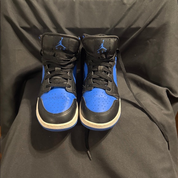 Jordan Athletic Shoes in Black and Blue - Picture 2 of 4
